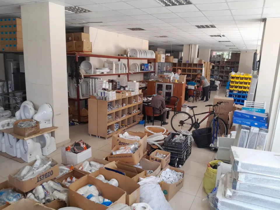 Mağaza içinde raflar ve vitrifiye ürünleri