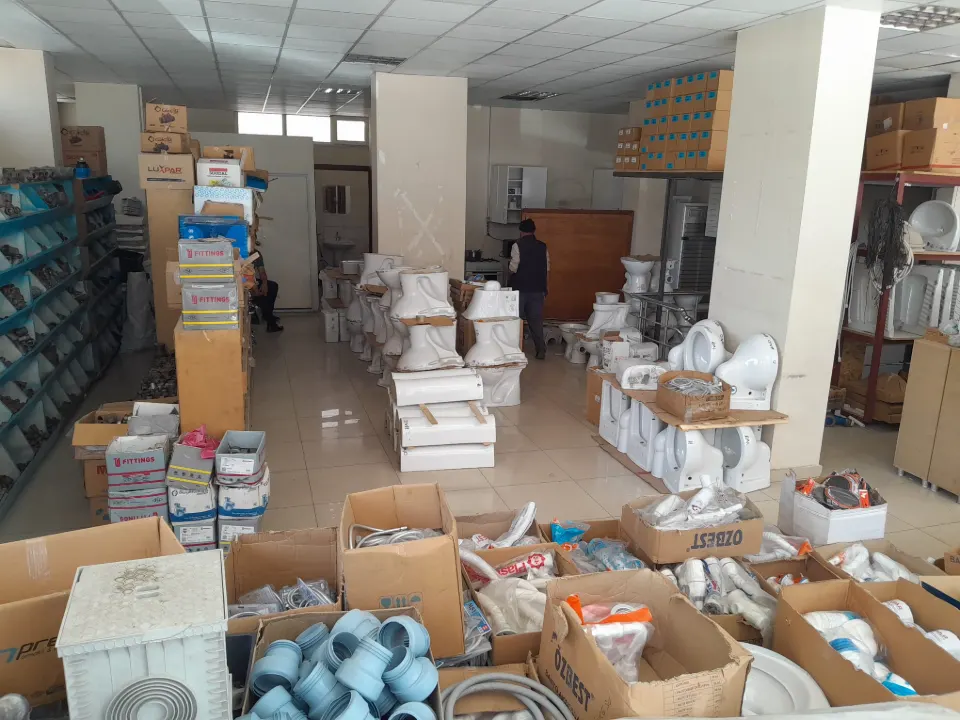 Mağaza içinde sergilenen tesisat ürünleri